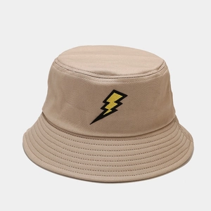 Détail du chapeau bob en toile de coton kaki avec broderie éclair jaune sur le devant