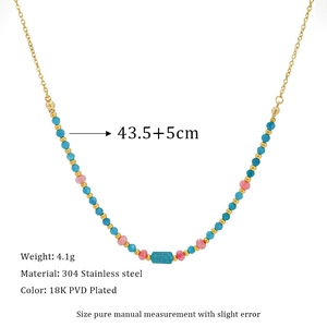 Detail der 18K vergoldeten Perlenkette mit blauem Chalzedon und rosa Steinen