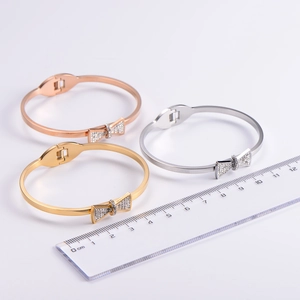 Size measurement of bow knot bracelets in rose gold, gold and silver with rhinestones