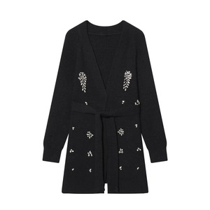 Gilet en maille noir pour femme avec strass blancs et ceinture sur fond blanc pur