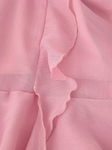 Detaillierte Makroansicht von rosa Chiffon-Stoff mit eleganten Volants und feinen Nähten