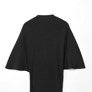 Vue arrière d'une robe midi noire avec manches chauve-souris et ceinture à paillettes chic