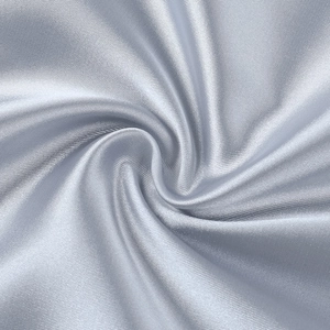 Gros plan détaillé sur la texture et le brillant du tissu satiné gris argenté de luxe