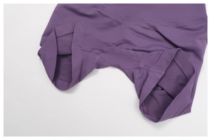 Vue macro détaillée du short de yoga violet sans couture avec taille en V côtelée renforcée