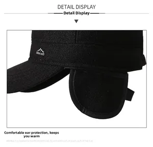 Detailansicht der Wintermütze für Herren mit warmen Ohrenklappen und Metall-Logo-Details