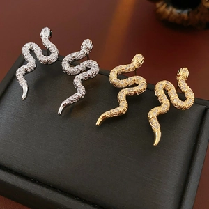 Vue détaillée des boucles d'oreilles serpent avec zircons et finition or sur socle