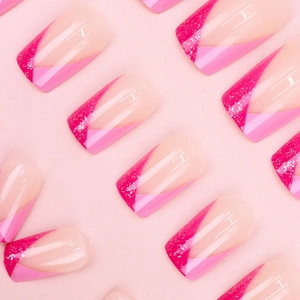 Detailansicht der rosa und magenta französischen Kunstnägel mit Glitzer-Akzenten
