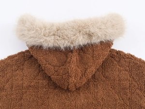 Dettaglio del cardigan invernale con pile teddy color caramello e collo in finta pelliccia