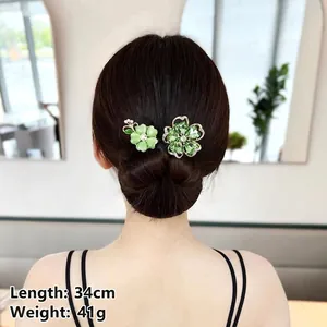 Détail du bigoudi élégant aux fleurs de zircon vert, longueur 34cm et poids de 41g