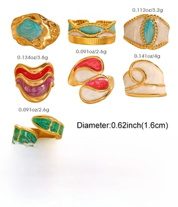 Ensemble détaillé de 7 bagues en acier inoxydable colorées avec finition émail