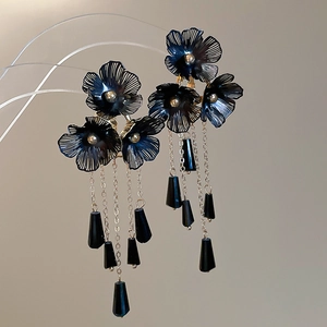 Detailansicht der Blumen-Ohrhänger mit schwarzen Blütenblättern und silbernen Quasten