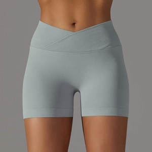 Dettaglio della vita alta con design a V incrociato sui pantaloncini da yoga grigi