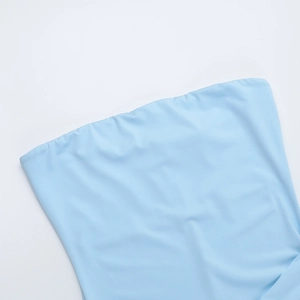Détail de l'encolure plissée élastique et du tissu en maille lisse sur la robe bleu clair