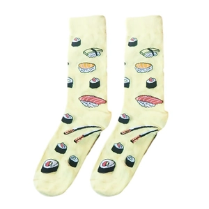 Détails de broderie de sushis et sashimis sur des chaussettes en coton jaune de qualité