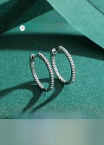 Makroaufnahme von S925 Sterlingsilber Creolen mit mikrogefassten Zirkonia Steinen