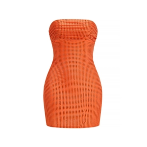 Gros plan sur la robe moulante orange avec strass scintillants et détails froncés