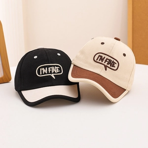 Casquettes de baseball enfant avec broderie 'I'M FINE' en noir-beige et beige-marron bicolore