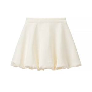 Dettaglio gonna in tweed bianco con delicata trama a nido d'ape e silhouette a palloncino
