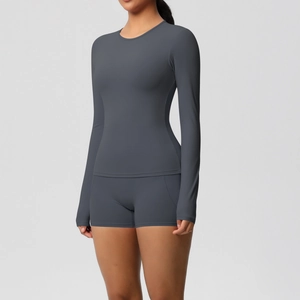 Détails des coutures lisses et du tissu brossé doux sur l'ensemble de yoga pour femmes
