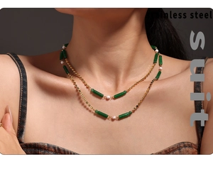 Détail du collier double rang en acier inoxydable avec perles vertes sur un mannequin