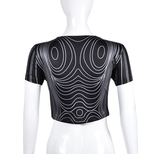 Détail du crop top ajouré avec imprimé numérique ondulé sur tissu tricoté élastique