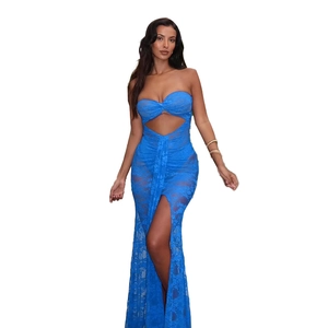 Elegante abito da spiaggia blu in pizzo senza spalline con aperture in vita