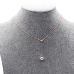 Elegant rose gold adjustable Y-necklace with pearl pendant on a velvet mannequin
