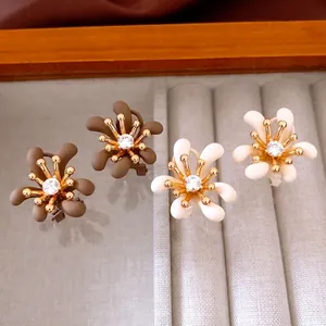 Orecchini a fiori 3D placcati in oro con petali opachi e zirconi brillanti al centro
