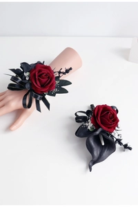 Détail du corsage de poignet rose bordeaux et calla noir avec ruban bordé d'or
