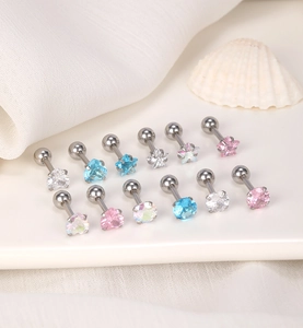 Vue détaillée de boucles d'oreilles à vis avec zircon coloré en forme de cœur et d'étoile