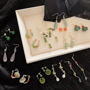 Bamboo-shaped tassel earrings in retro oriental style with emerald jade-like pendants