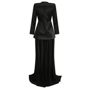 Rückansicht eines schwarzen zweiteiligen langärmeligen Maxikleid-Sets aus Satin-Stoff