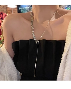 Detail der silbernen Gliederkette mit asymmetrischem Design und rundem Anhänger-Akzent