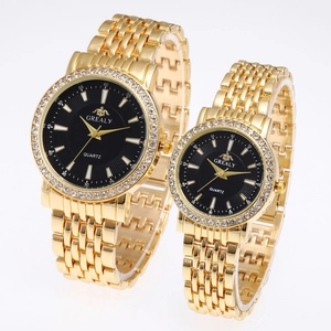 Détails de montres de couple à quartz dorées avec lunettes en cristal et cadrans romains noirs
