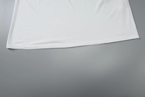 Gros plan détaillé de l'ourlet de robe en maille blanche avec coutures fines