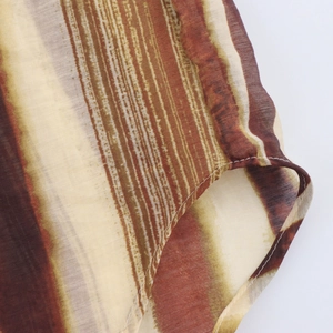 Détail macro du tissu à rayures marron et beige avec couture fine et texture légère