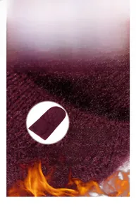 Dettaglio del cappello in maglia bordeaux con fodera spessa e morbida per calore