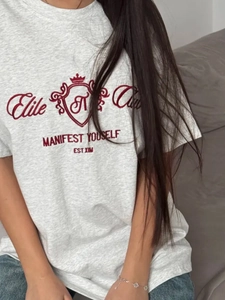 Détail du t-shirt gris Elite Club brodé avec le slogan manifest yourself en coton