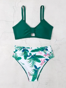 Flachbild von High-Waist-Bikini mit dunkelgrünem Top und Tropenblatt-Print-Hose