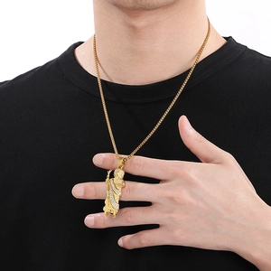 Gros plan du pendentif Saint-Jude en or avec détails sertis de diamants sur mannequin