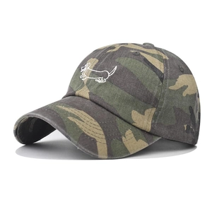 Detail einer Camouflage-Basecap mit weißer Dackel-Stickerei im Vintage-Look für Damen