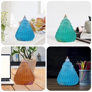 Decorazione moderna per albero di Natale origami in vari colori su scrivania e tavolo da pranzo