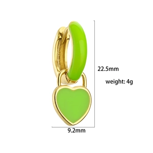 Detailed size chart of gold heart earrings with green enamel, 22.5mm height and 4g weight