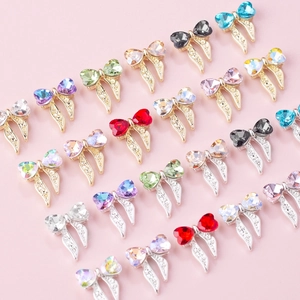 Bijoux d'ongles en métal avec strass colorés en forme de cœur et rubans pour nail art