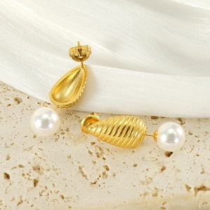 Orecchini a goccia dorati con design a spirale e perle bianche su seta elegante