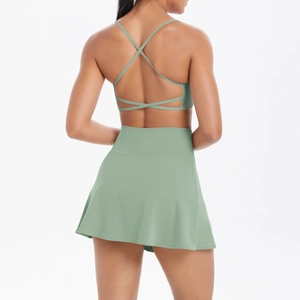Detail eines Yoga-BHs mit Kreuzrücken und Tennisrocks in Hellgrün aus Sport-Stretchmaterial