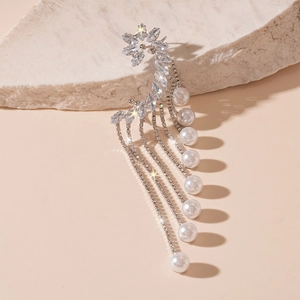 Vue macro d'un earcuff en zircon argenté avec pampilles de perles et de chaînes