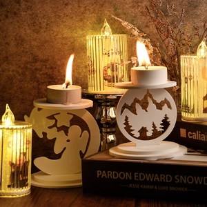 Dettaglio del portacandele sagomato a foresta con candele LED a pilastro decorative