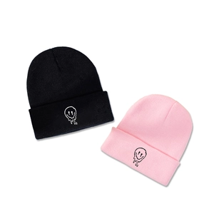 Berretti invernali in maglia neri e rosa con ricamo a forma di faccina che si scioglie