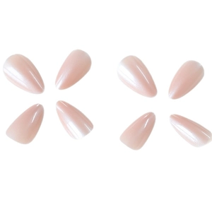Faux ongles amande rose pâle nacré avec effet œil de chat scintillant et brillant